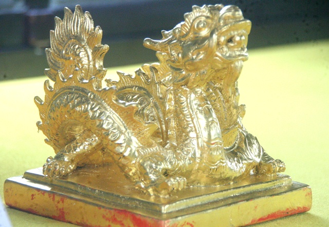Triển l&atilde;m 11 ấn rồng v&agrave;ng tinh xảo triều Nguyễn 